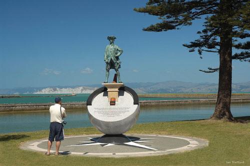 Captain Cook statue, Gisborne, New Zealand Photo